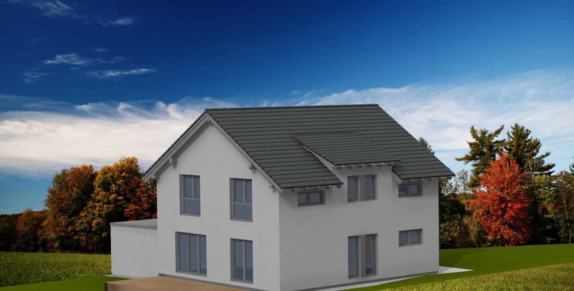 Zweistöckiges Einfamilienhaus mit grauem Satteldach, weißen Wänden und großen Fenstern, umgeben von einer grünen Wiese und Bäumen im Hintergrund.